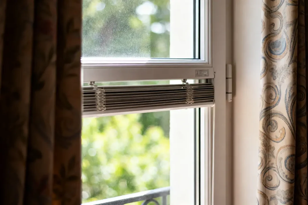 Fenêtre PVC avec store intégré pour une meilleure aération fenetre pvc intérieure lumineuse