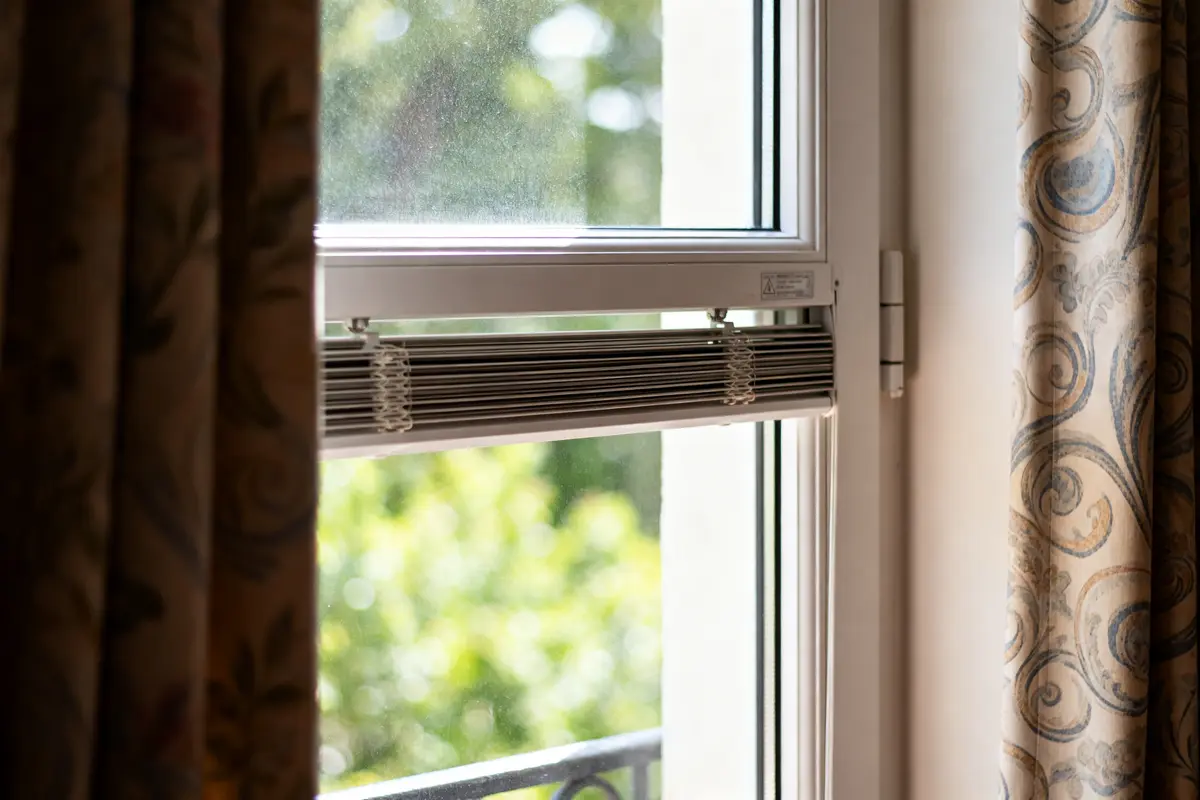 Fenêtre PVC avec store intégré pour une meilleure aération fenetre pvc intérieure lumineuse
