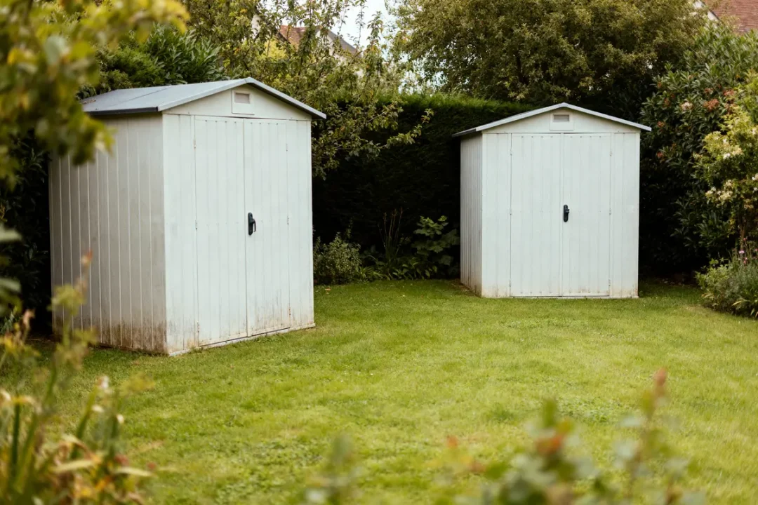Deux abris de jardin blanc sur pelouse peut on mettre 2 abris de jardin de 5m2